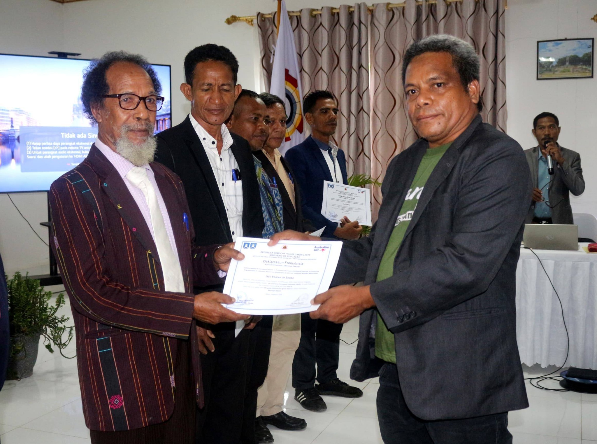 MINISTÉRIU EDUKASAUN ENTREGA SERTIFIKADU BA FORMANDU SIRA NE'EBÉ TUIR ONA FORMASAUN LIDERANSA Ataúro, sábadu 07 / Marsu / 2025 Ministériu Edukasaun liuhusi Sub-InspetórJerál Interinu Sr. Jeremias Gomes, hamutuk ho Sekretária 